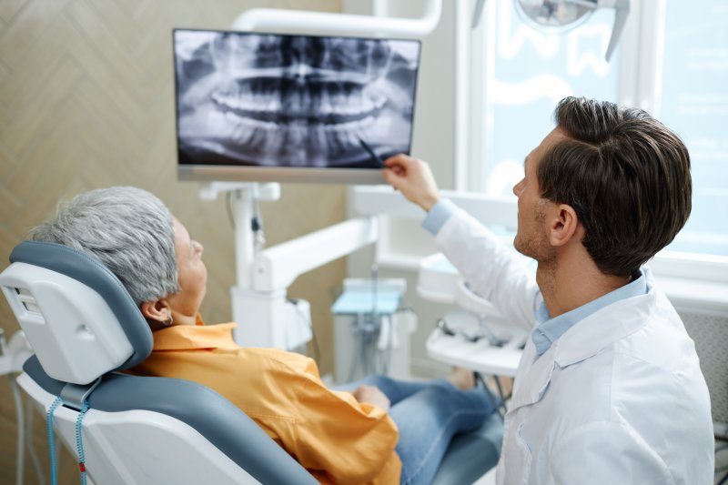 Patient talking to dentist about wisdom tooth extraction